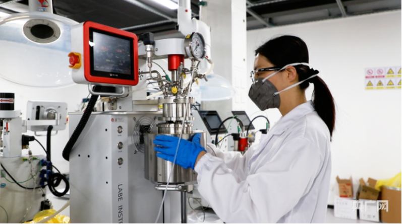 科研工作者进行能源化工催化剂试验（央广网记者 侯凯奇 摄）