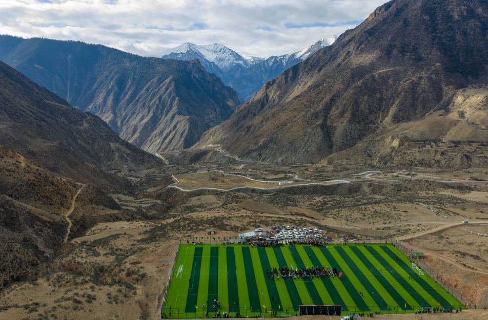 西藏昌都市洛隆县马利镇足球场(无人机照片)。新华社记者 姜帆 摄