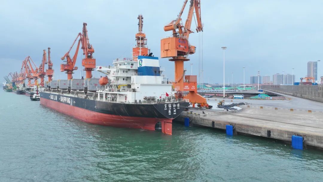 2026年4月,北部湾港钦州港域大榄坪南作业区北1号、2号泊位,以及大榄坪作业区1至3号江海联运泊位和靠船设施改造工程通过竣工验收。