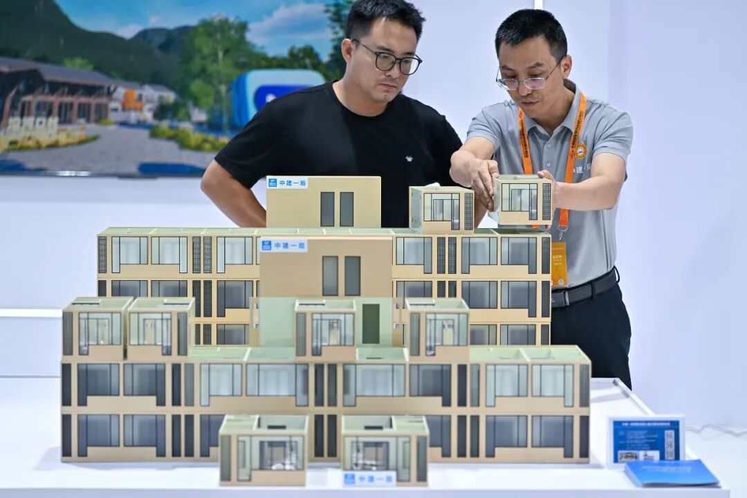 2024年9月13日，参观者在服贸会首钢园区中建一局展台观看预制混凝土结构箱式房屋建筑模型/新华社记者 李鑫 摄