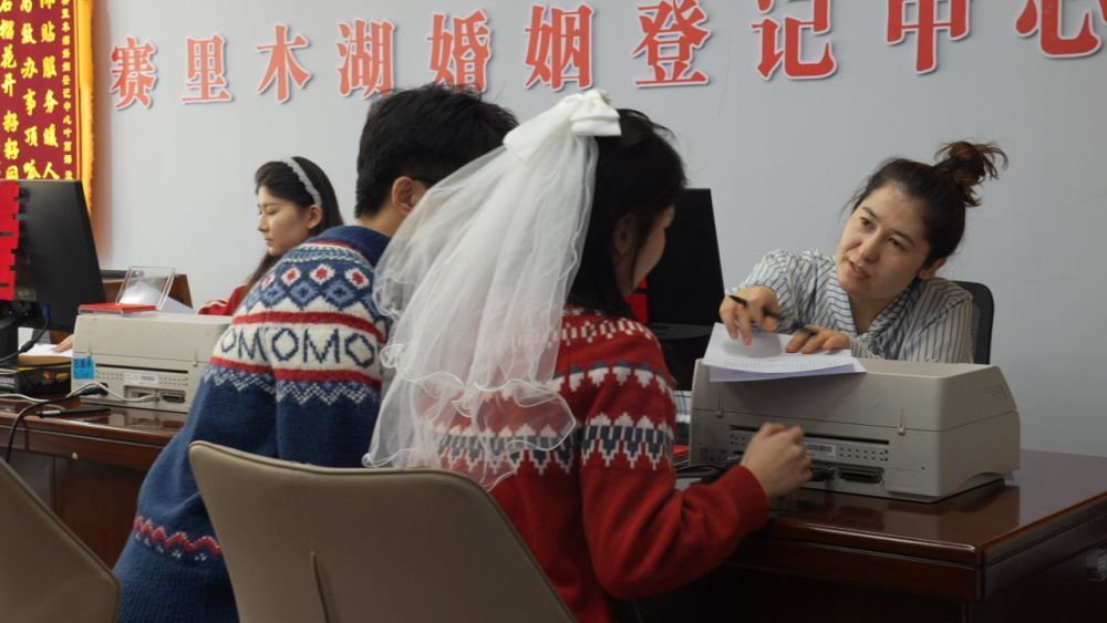 赛里木湖婚姻登记中心，一对新人正在办理结婚登记手续。新华社发（何玉龙摄）