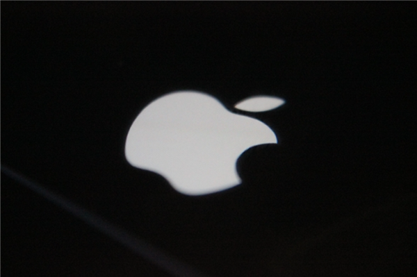 苹果触屏OLED MacBook Pro有望下月亮相:组件重新安排布局 将明显减重