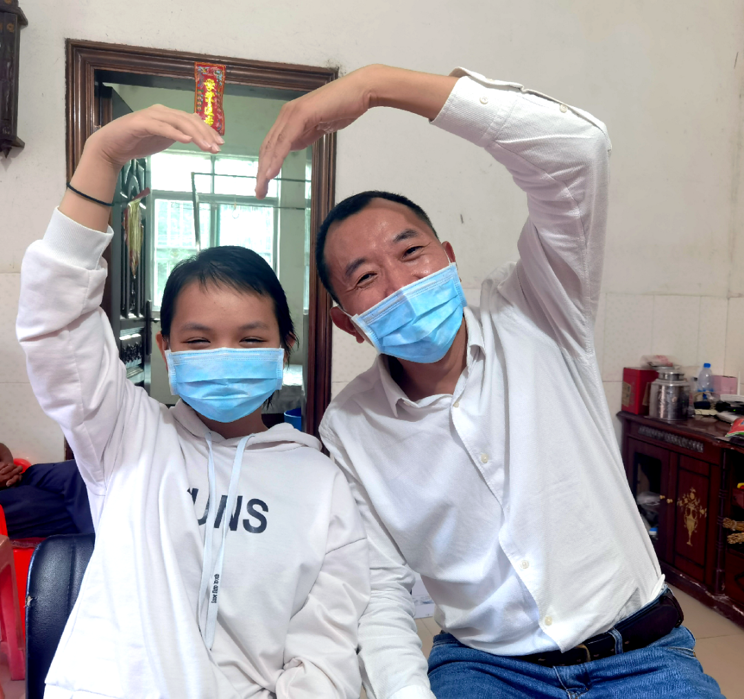 陈行甲与深圳市恒晖公益基金会服务过的白血病患儿合影 / 图源:深圳市创立恒晖公益基金会