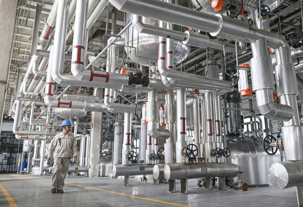 4月15日，在天津灯塔涂料工业发展有限公司树脂车间，工作人员查看自动化生产设备运转情况。新华社记者赵子硕 摄