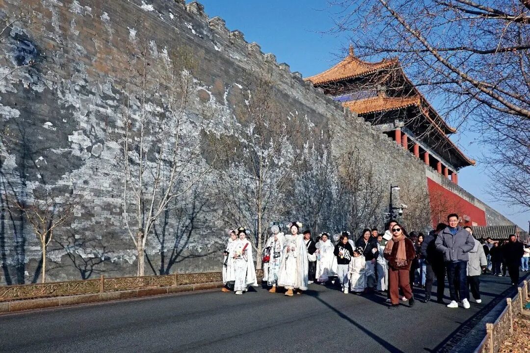 2025年1月,身穿古装拍照的“格格”和“娘娘”走在通往故宫东华门的路上。图/视觉中国