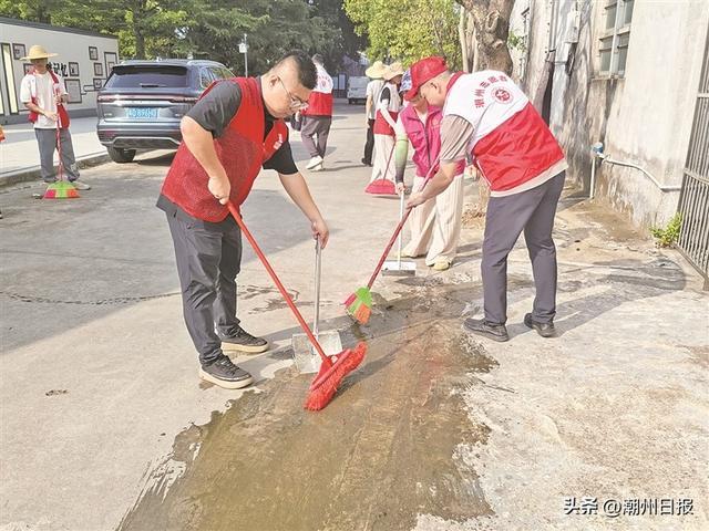 潮州与汕头党员干部在两市交界区域清除卫生死角。