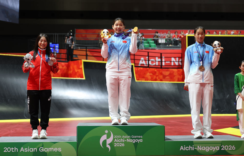 9月27日,冠军中国选手孙思蓓(中)、亚军日本选手小泽美晴(中)、季军中国选手孙佳琪在爱知·名古屋亚运会自由式小轮车女子公园赛颁奖仪式上合影。新华社记者 邓华 摄