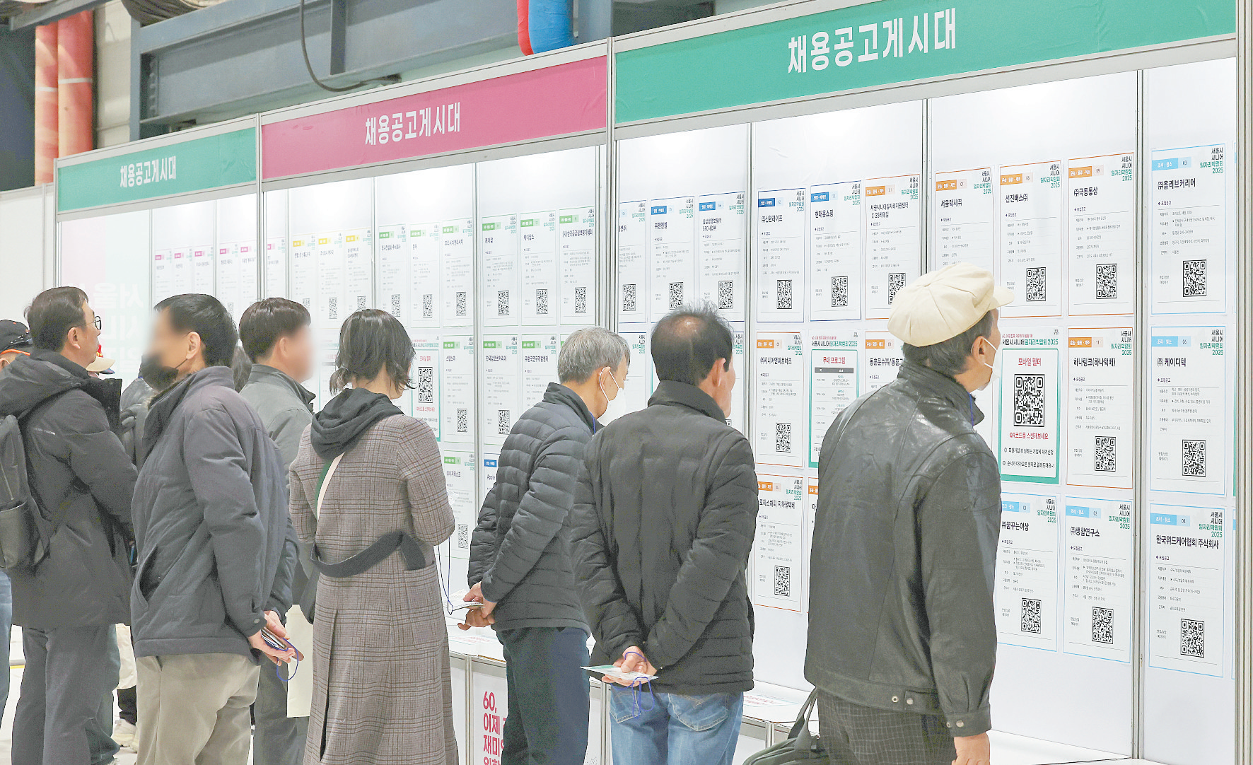 韩国首尔的老年求职者查看招聘信息。（视觉中国）