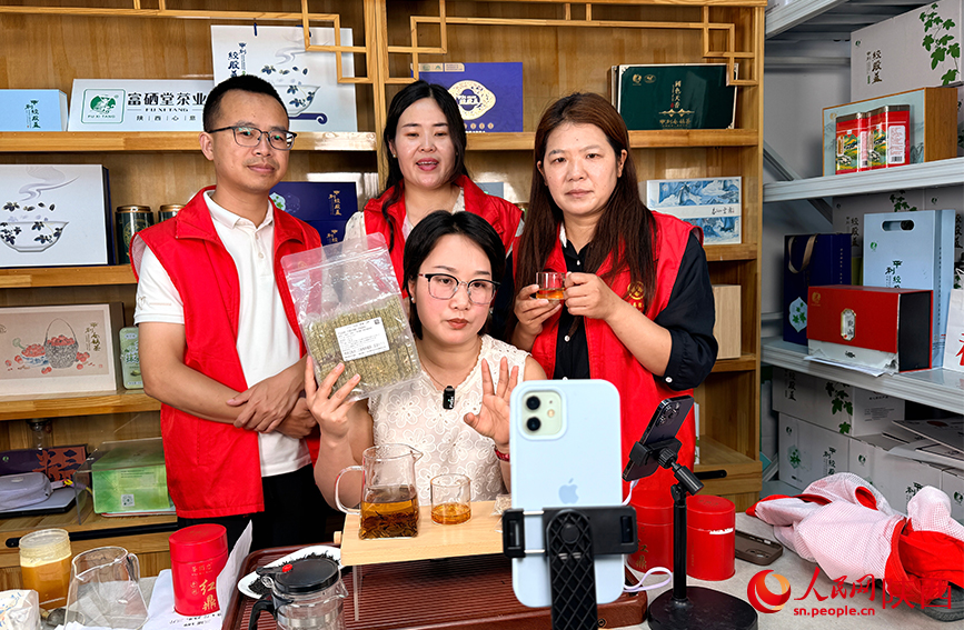 潘小燕(前排)和团队成员正在直播卖货。人民网记者 孙挺摄