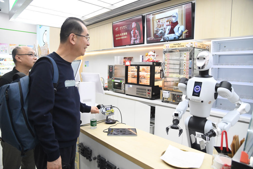 2026年4月22日，在北京市海淀区中关村大街一座大厦内的便利店，顾客通过与机器人进行语音互动的形式下单商品。新华社记者 任超 摄