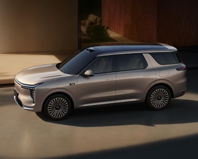 智己LS8开启预售:线控四轮转向、双腔空悬,预售权益价25.98万起