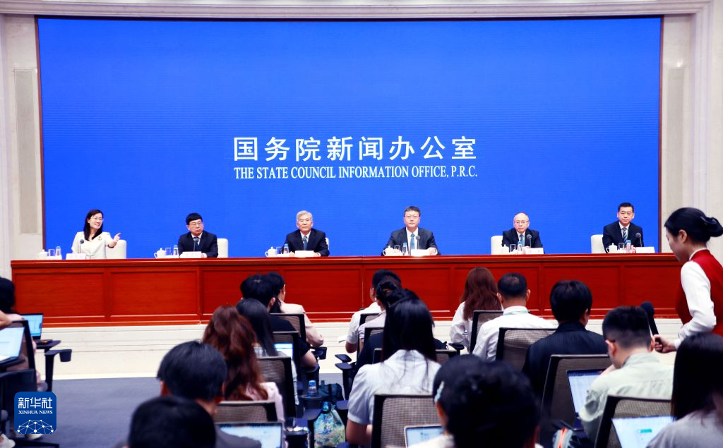 7月21日，国务院新闻办公室在北京举行“开局起步‘十五五’”系列主题新闻发布会，交通运输部副部长徐成光，交通运输部安全总监兼运输服务司司长蔡团结，国家铁路局新闻发言人、副局长王启铭，中国民航局副局长韩钧，国家邮政局副局长陈凯介绍加快建设交通强国、完善现代化综合交通运输体系有关情况，并答记者问。 新华社记者 潘旭 摄