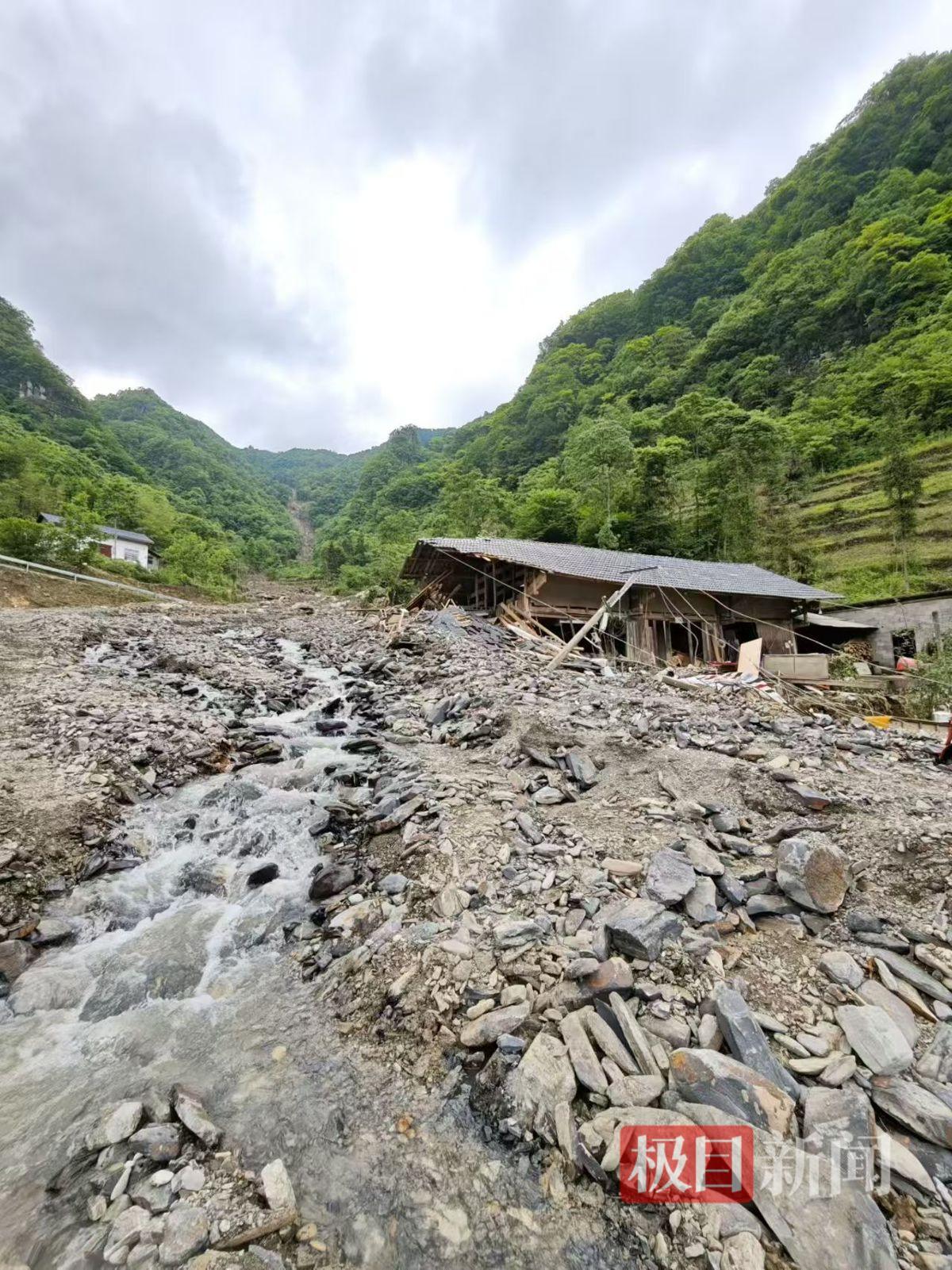 泥石流从山上冲下来击穿了房屋(极目新闻记者拍摄)
