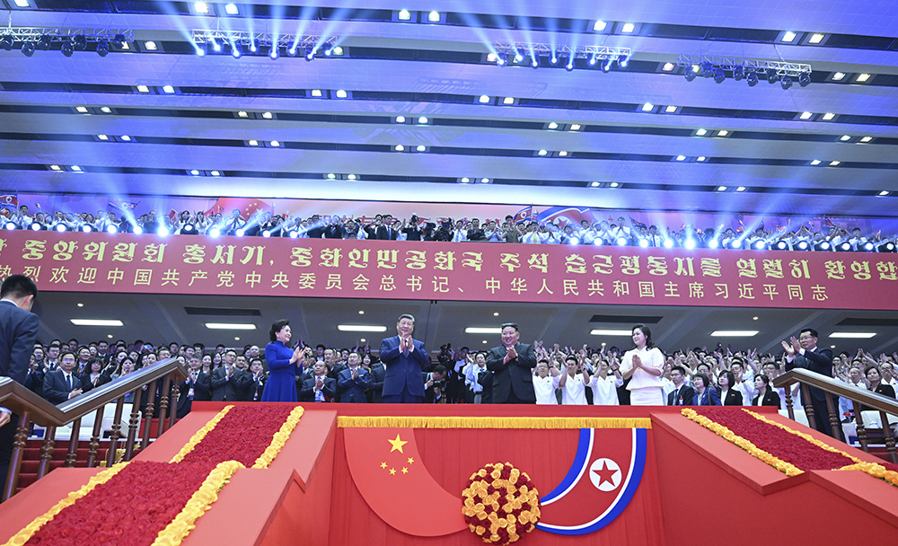 当地时间6月8日晚,中共中央总书记、国家主席习近平和夫人彭丽媛在朝鲜劳动党总书记、国务委员长金正恩和夫人李雪主陪同下,在平壤体育馆同朝鲜各界群众一道观看专场文艺演出。