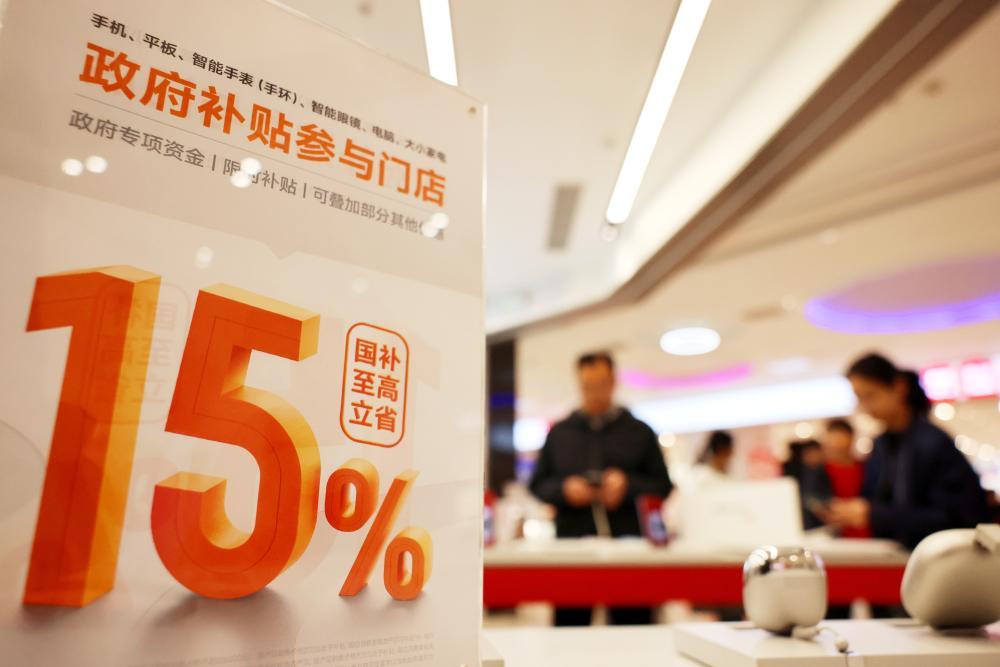 2026年2月21日，消费者在山东省枣庄市一家手机专卖店选购手机。新华社发（孙中喆 摄）