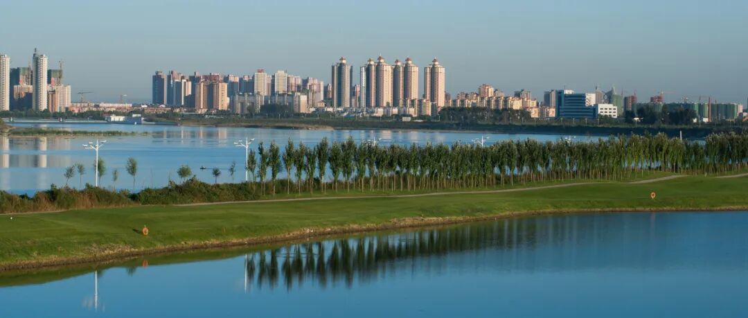 摄图网_500372986_河边建筑_(企业商用).jpg