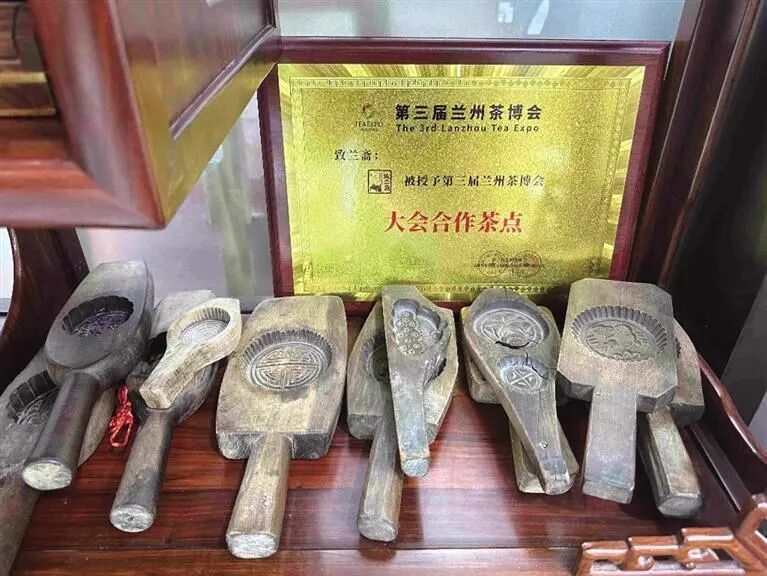 老旧木质糕点模具留存传统制饼工艺印记