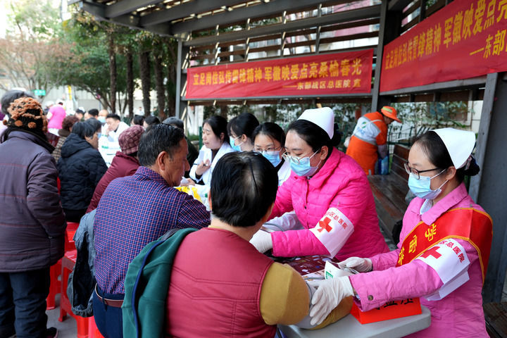 2026年2月28日,东部战区总医院“雷锋医疗队”在江苏省南京市玄武区为南京梅园新村社区居民义诊。新华社发(汪卫东 摄)