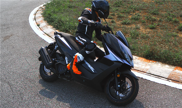 升仕又砸场子了！全铝框架运动踏板摩托150V上市：只卖11800元