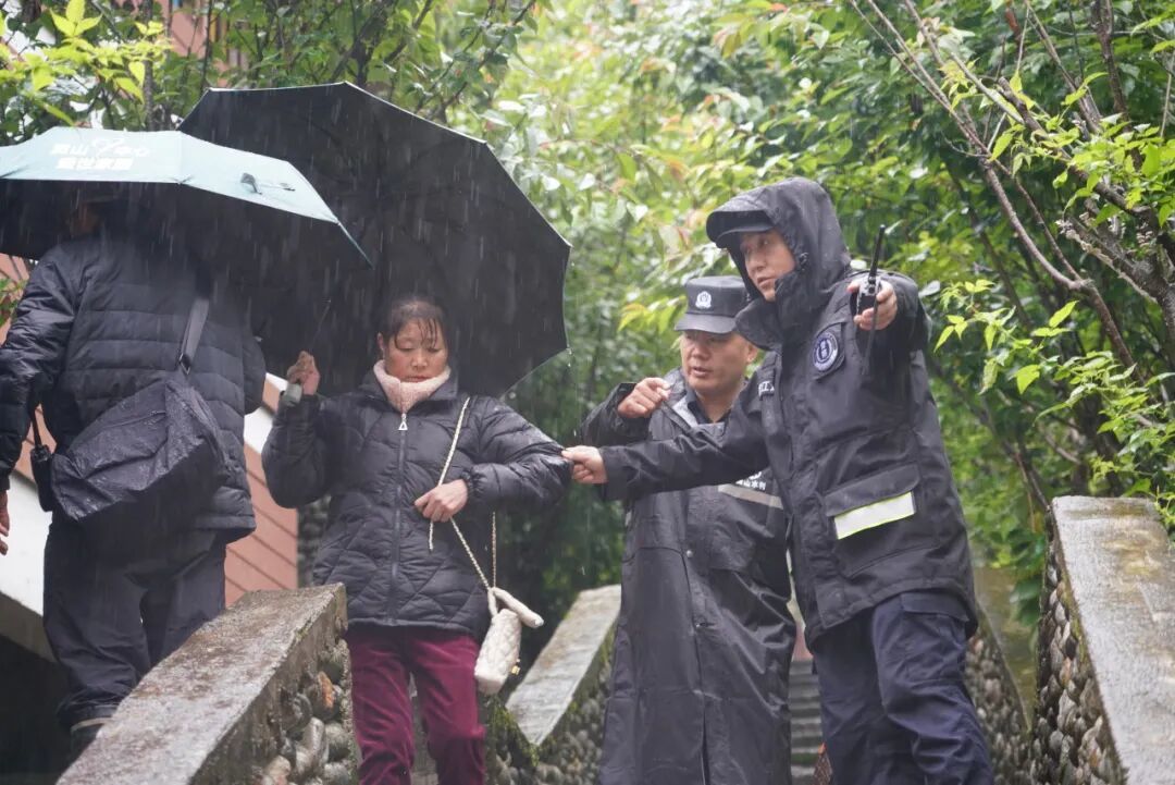 2025年5月底，暴雨接连不断。民（辅）警正在独龙江边进行水位监测和隐患排查，并为群众开辟安全转移通道。