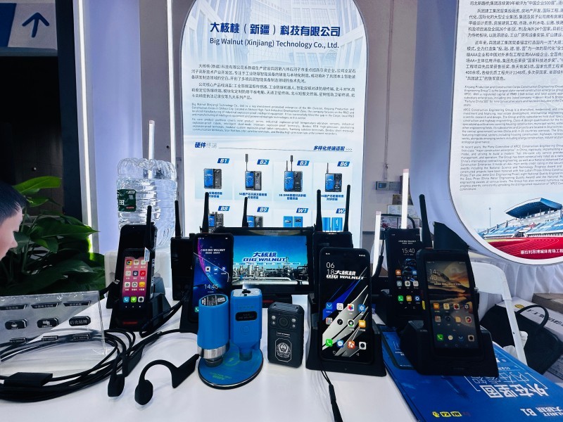 大核桃（新疆）科技有限公司带来的系列工业防爆智能装备。李萍 摄.jpg