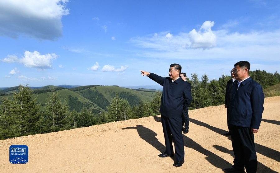 2021年8月23日,习近平在塞罕坝机械林场月亮山考察。