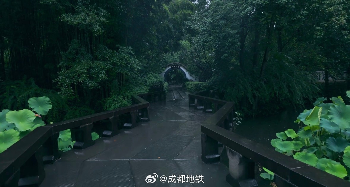 #坐地铁耍成都# 且听风吟，且看云散。乘坐地铁13号线/4号线至杜甫
