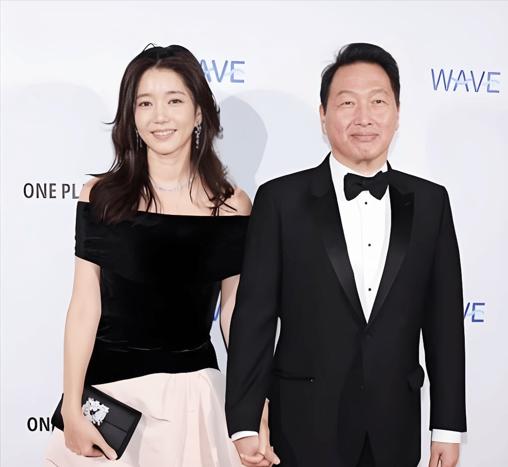 崔泰源和金熙英共同出席活动
