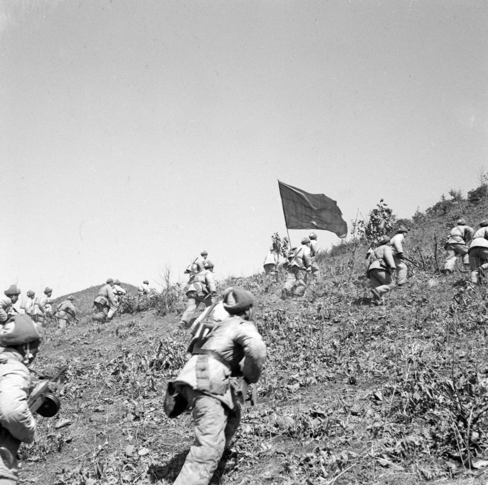 1952年3月17日,中国人民志愿军战士们向敌人发起进攻。(资料照片)