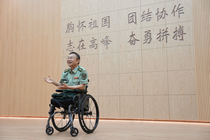 王戟在大学组织的公开采访上回答媒体提问（2026年6月7日摄）。新华社发（韩启扬 摄）