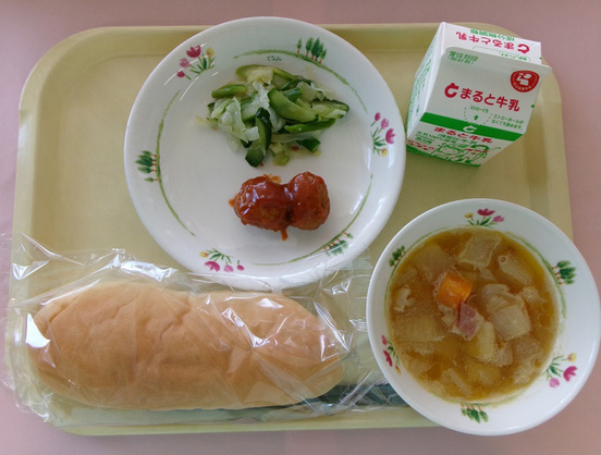 图为日本富山县砺波市一小学的午餐。图源:日媒