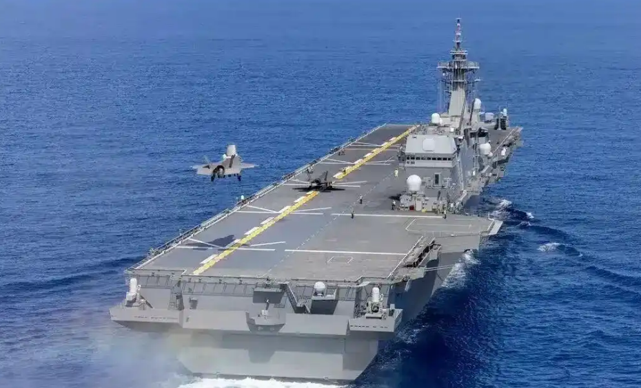 F-35B在日本“出云”级航母上进行起降训练。