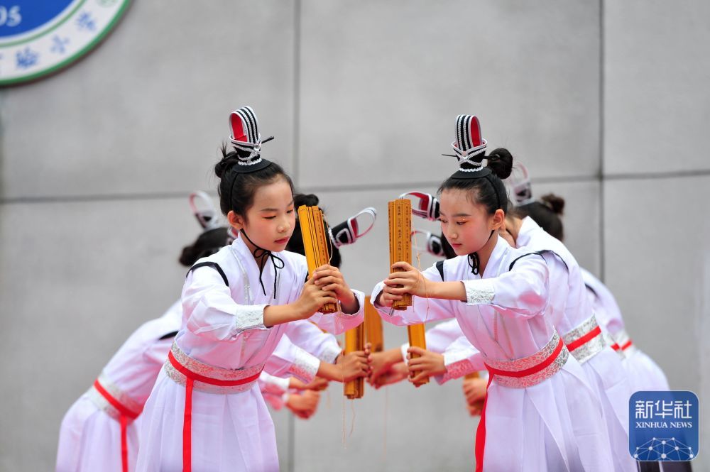 ↑ 5月29日,湖北省宜昌市秭归县实验小学学生在“花开新时代 童心向未来”为主题的“迎六一”活动中朗诵屈原作品《楚辞》。新华社发(王辉富摄)