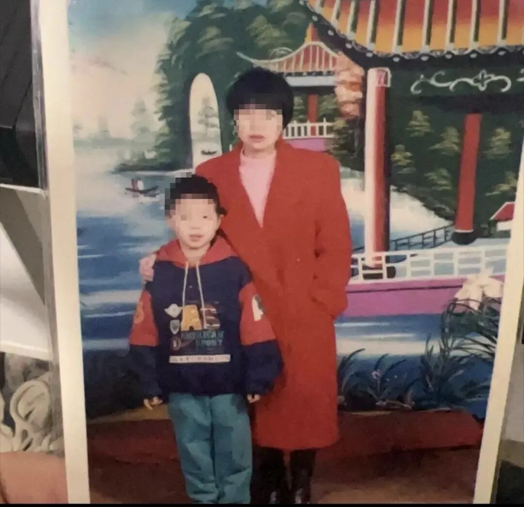 黄平与母亲吴某萍的合照。图片来源/受访者