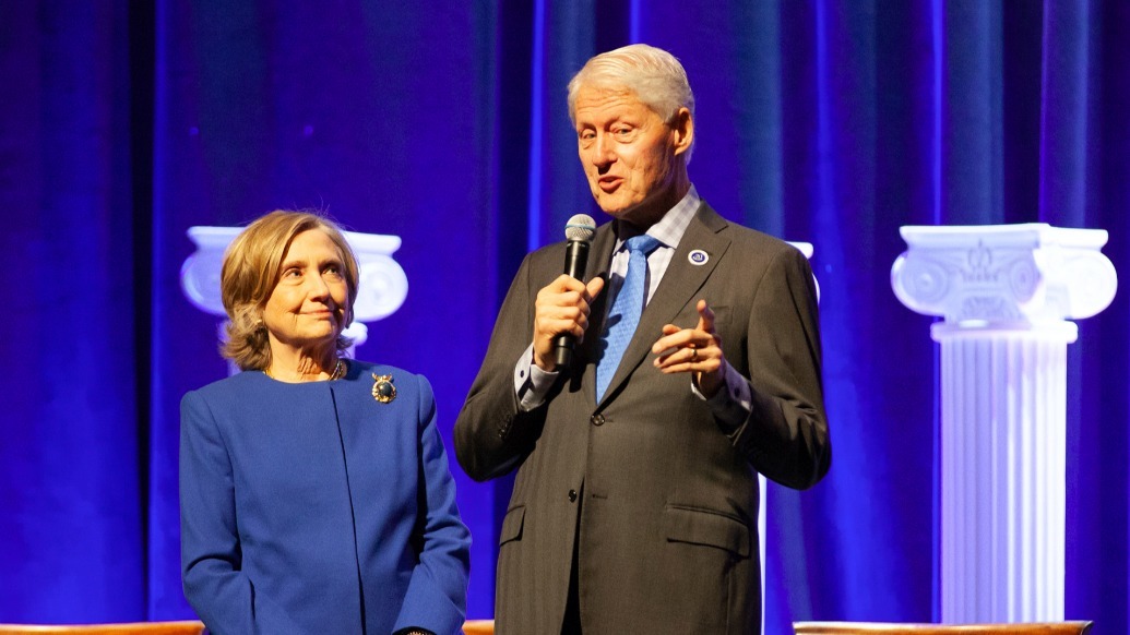 美国前总统比尔·克林顿与前国务卿希拉里·克林顿。视觉中国 资料图