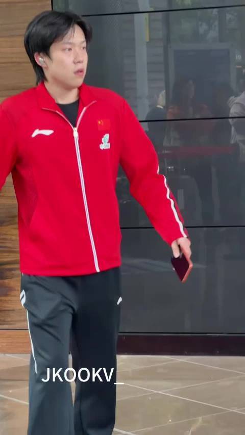楚钦老师也出现了，眼睛看起来肿肿的 （cr.水印）