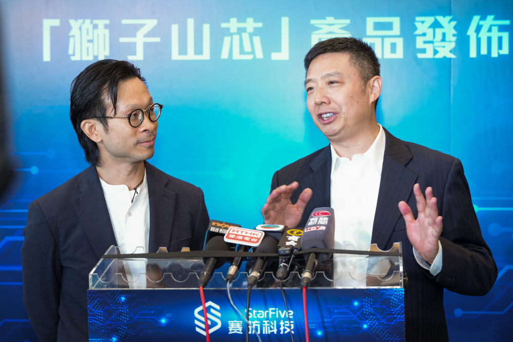 2025年11月14日，赋生资本管理合伙人陈英龙（左）与赛昉科技首席执行官徐滔在“狮子山芯”产品发布会上接受媒体访问。新华社发