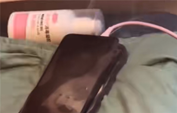 后怕不已!  手机放枕边充电凌晨突然爆炸：屋内瞬间烟雾缭绕