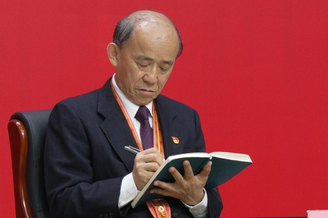 马善祥在见面会上整理笔记(央广网见习记者 朱清 摄)