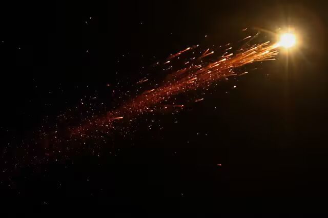 周三从耶路撒冷看到,一枚伊朗导弹正朝以色列飞向以色列,正值美以冲突期间。