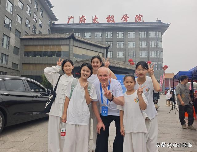 9月21日,在第十六届中国·邯郸国际太极拳运动大会期间,德国太极拳爱好者里科·施密特(中)同中国选手合影。新华社记者 董笑坤 摄
