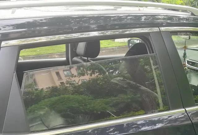 停车总留车窗缝?并非忘记关,背后隐藏大智慧,看完让你涨知识-有驾