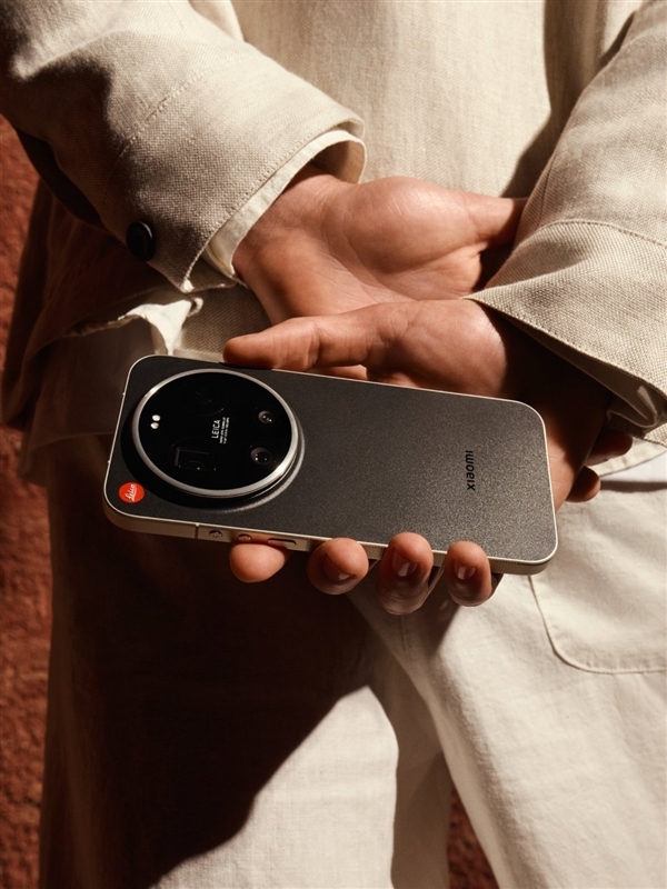 徕卡门店售卖：小米17 Ultra徕卡版黑银色上市！7999元起