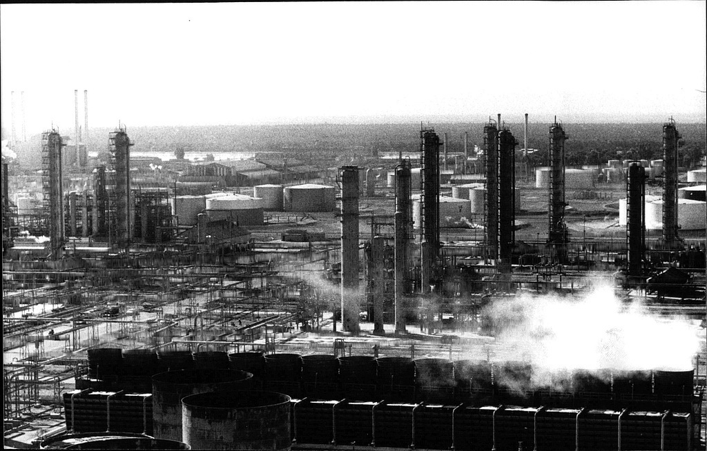 伊朗哈尔克岛,一座炼油厂。视觉中国 资料图