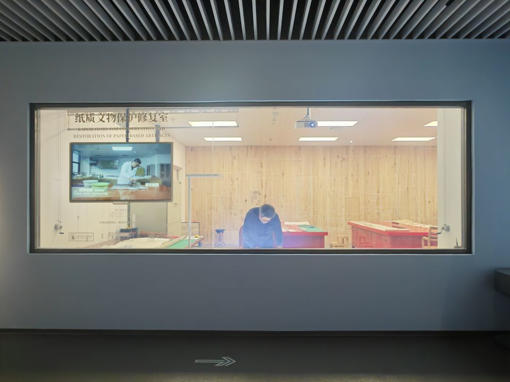 纸质文物保护修复室因“破墙开窗”成为了展览的一部分。新华社记者 陈露缘 摄