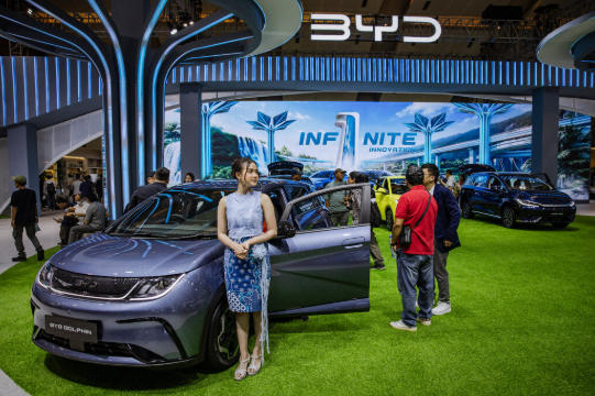 印尼国际车展比亚迪展台的电动车,摄于今年2月。 《纽约时报》配图