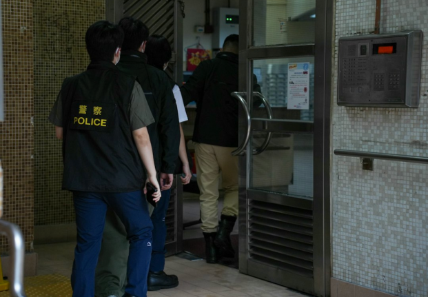 香港鸭脷洲利东村发生“双尸案”,警方到场调查。图源:港媒