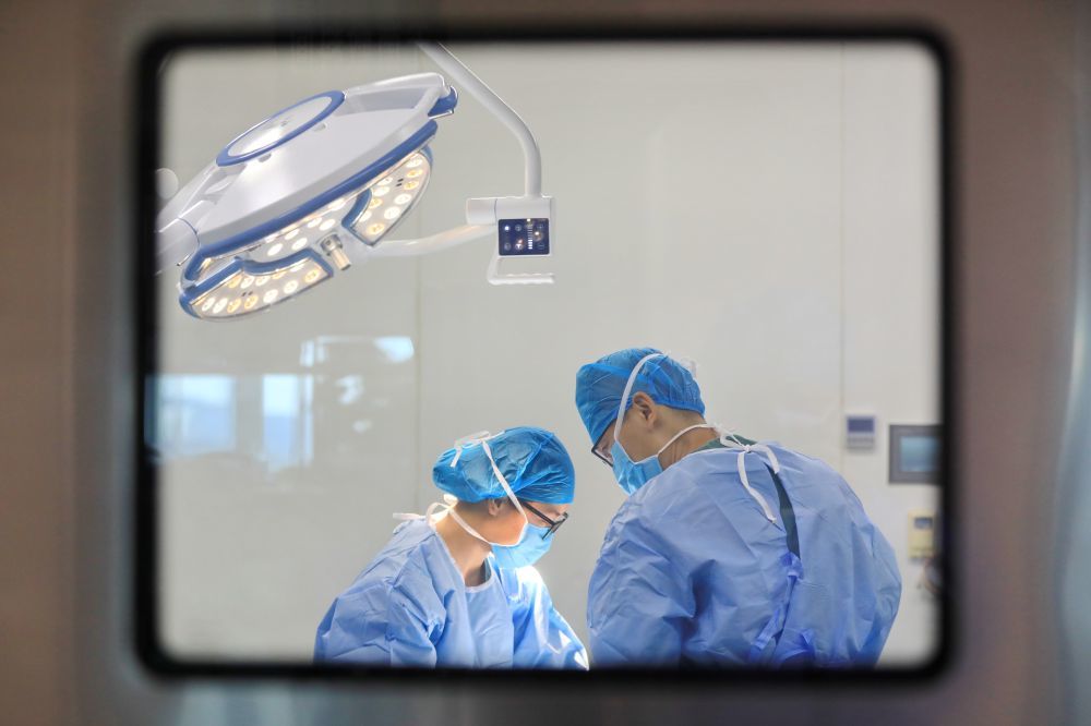 2026年1月1日,在浙江省嘉兴市,海警医院医生在手术室为患者手术。新华社发(金鹏摄)