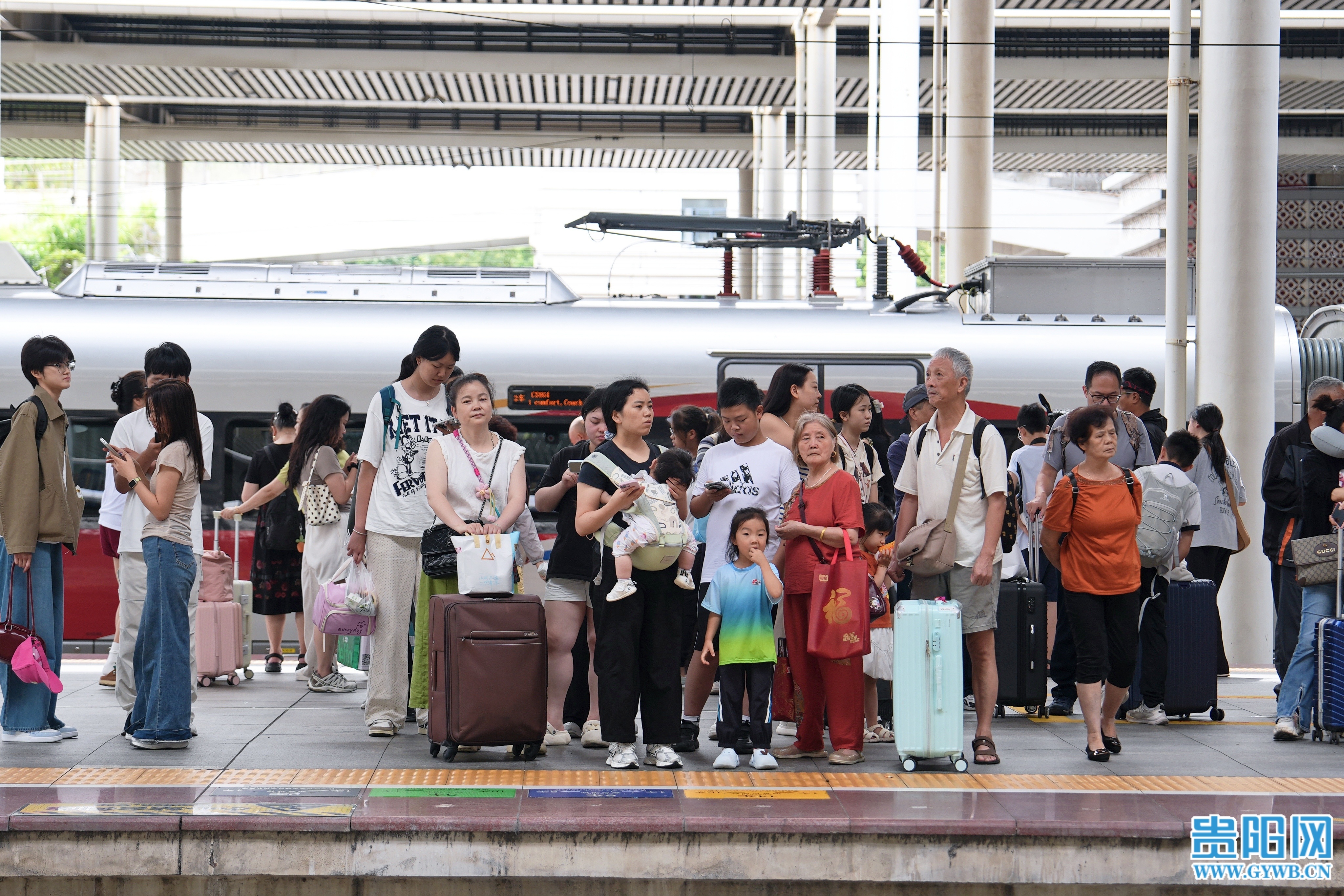 3.贵阳北站站台，旅客正在等待列车进站.jpg