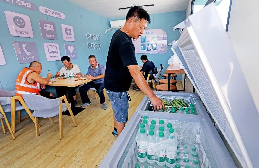 2024年8月，浙江杭州建德市，货车司机在更楼街道的“合作共富·司机之家”里休息。图/视觉中国